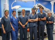 Equipo médico en el Hospital General de Valencia durante cirugía corneal