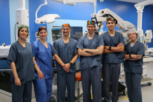 Equipo médico en el Hospital General de Valencia durante cirugía corneal