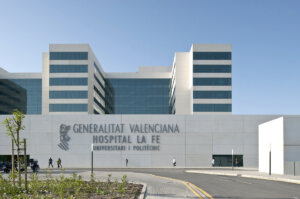 Fachada moderna del Hospital La Fe en Valencia, España.
