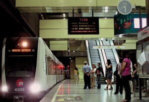 Tren en estación de Metrovalencia durante una huelga
