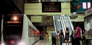 Tren en estación de Metrovalencia durante una huelga