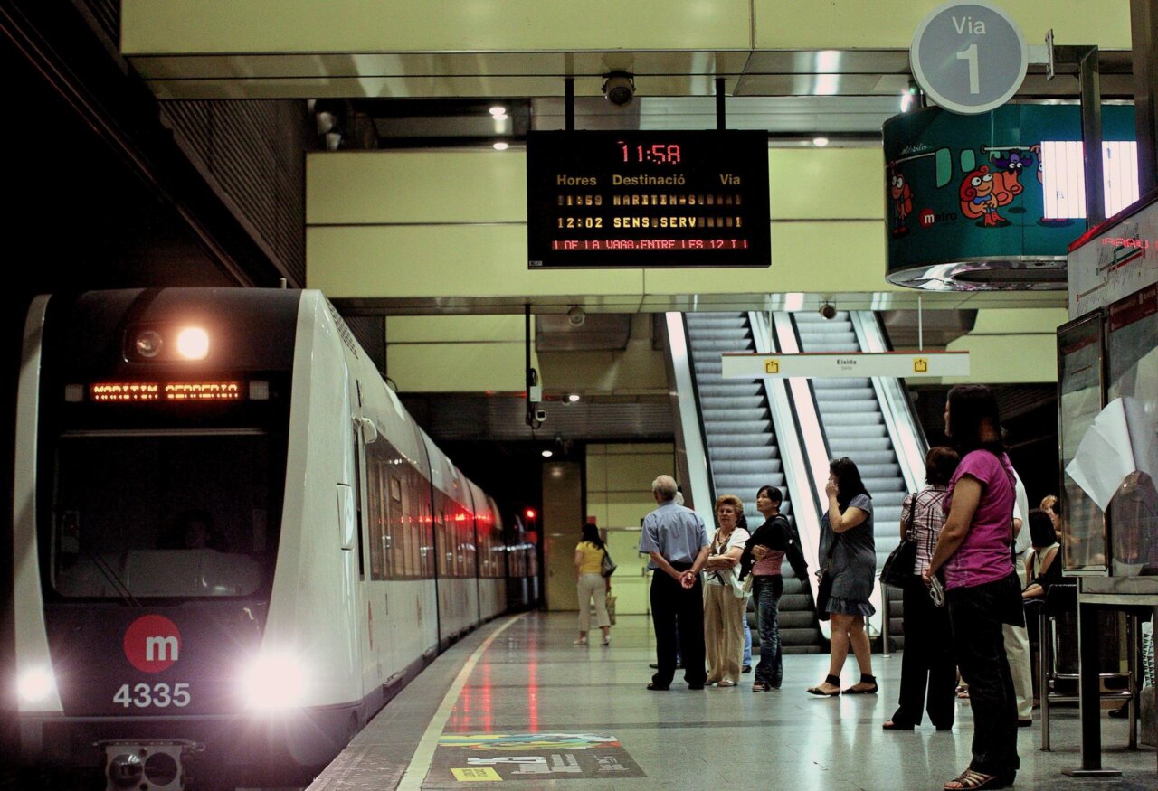 Tren en estación de Metrovalencia durante una huelga