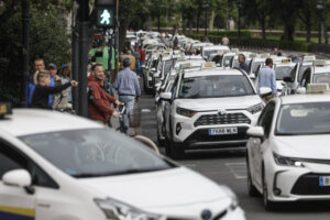 Concentración de taxis en València durante una manifestación