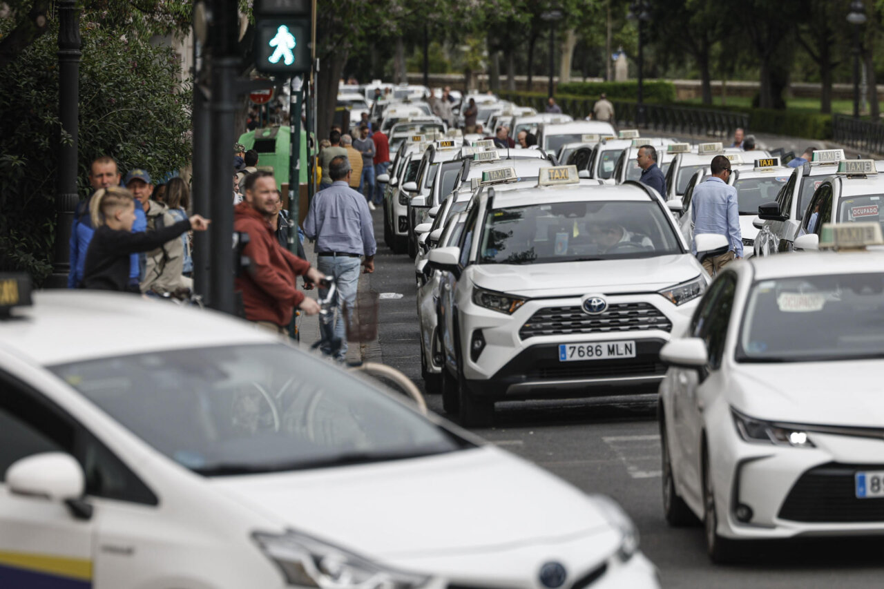Concentración de taxis en València durante una manifestación