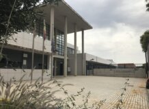 El Consell aprueba la creación del IES Carmen Roca en Paterna para ampliar la oferta de Formación Profesional y la ESO Fachada del IES Doctor Peset Aleixandre en Paterna con banderas