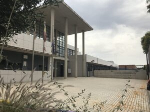 Fachada del IES Doctor Peset Aleixandre en Paterna con banderas