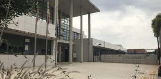 Fachada del IES Doctor Peset Aleixandre en Paterna con banderas