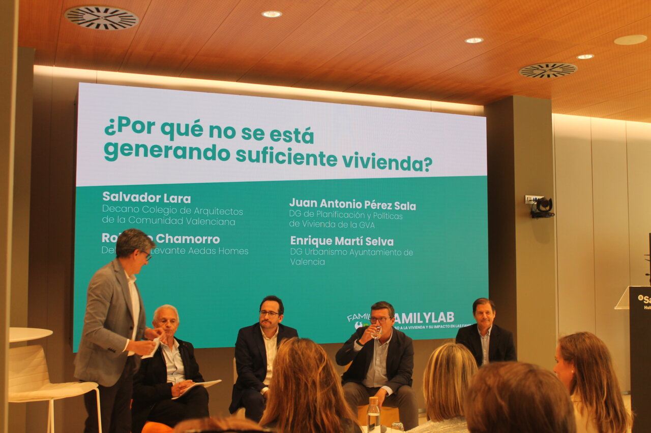 Panel de expertos discutiendo sobre la vivienda en Valencia