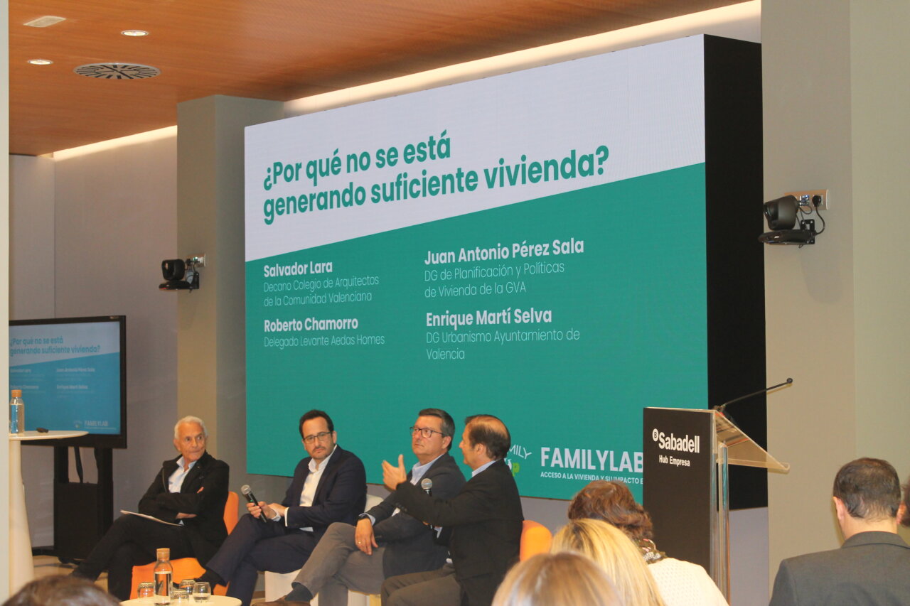 Panel de expertos discutiendo sobre el acceso a la vivienda en Valencia