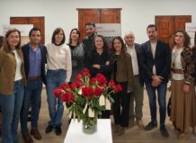 Grupo de personas en la inauguración de una exposición de rosas en Paterna.