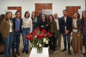 Grupo de personas en la inauguración de una exposición de rosas en Paterna.