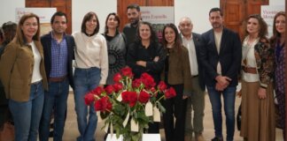 Grupo de personas en la inauguración de una exposición de rosas en Paterna.