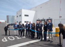 Inauguración de la fábrica de XCharge en Silla con varios asistentes