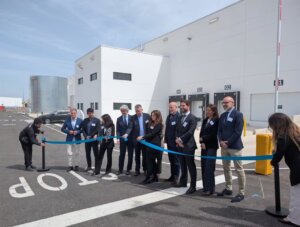 Inauguración de la fábrica de XCharge en Silla con varios asistentes