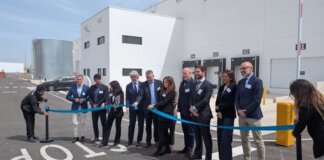 Inauguración de la fábrica de XCharge en Silla con varios asistentes