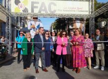 Inauguración de la Fira Associativa i Comercial en Benetússer con asistentes y decoraciones.