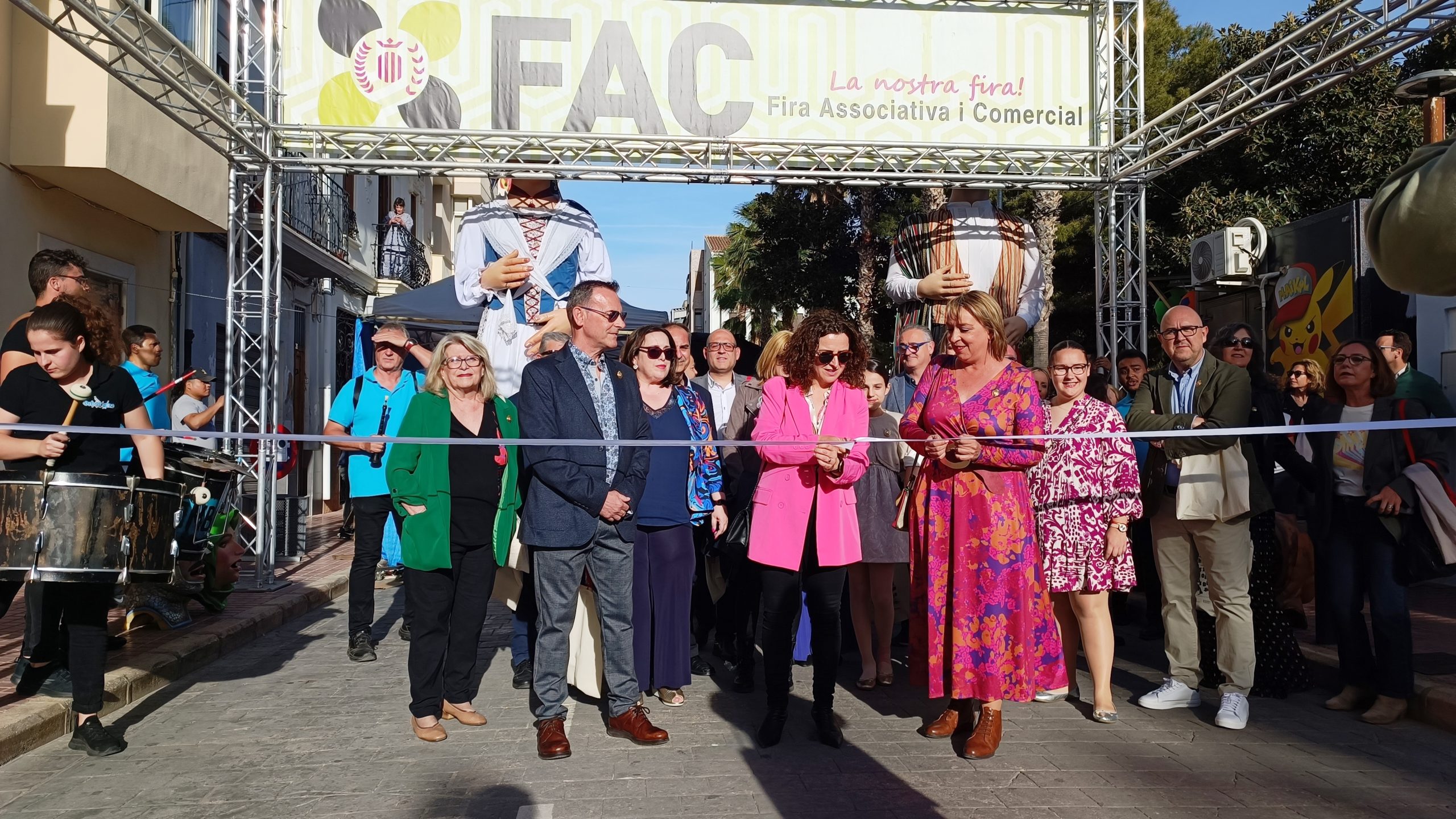 Inauguración de la Fira Associativa i Comercial en Benetússer con asistentes y decoraciones.