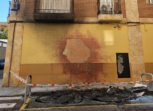 Daños visibles en la pared tras un incendio en Aldaia