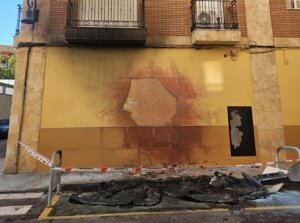 Daños visibles en la pared tras un incendio en Aldaia