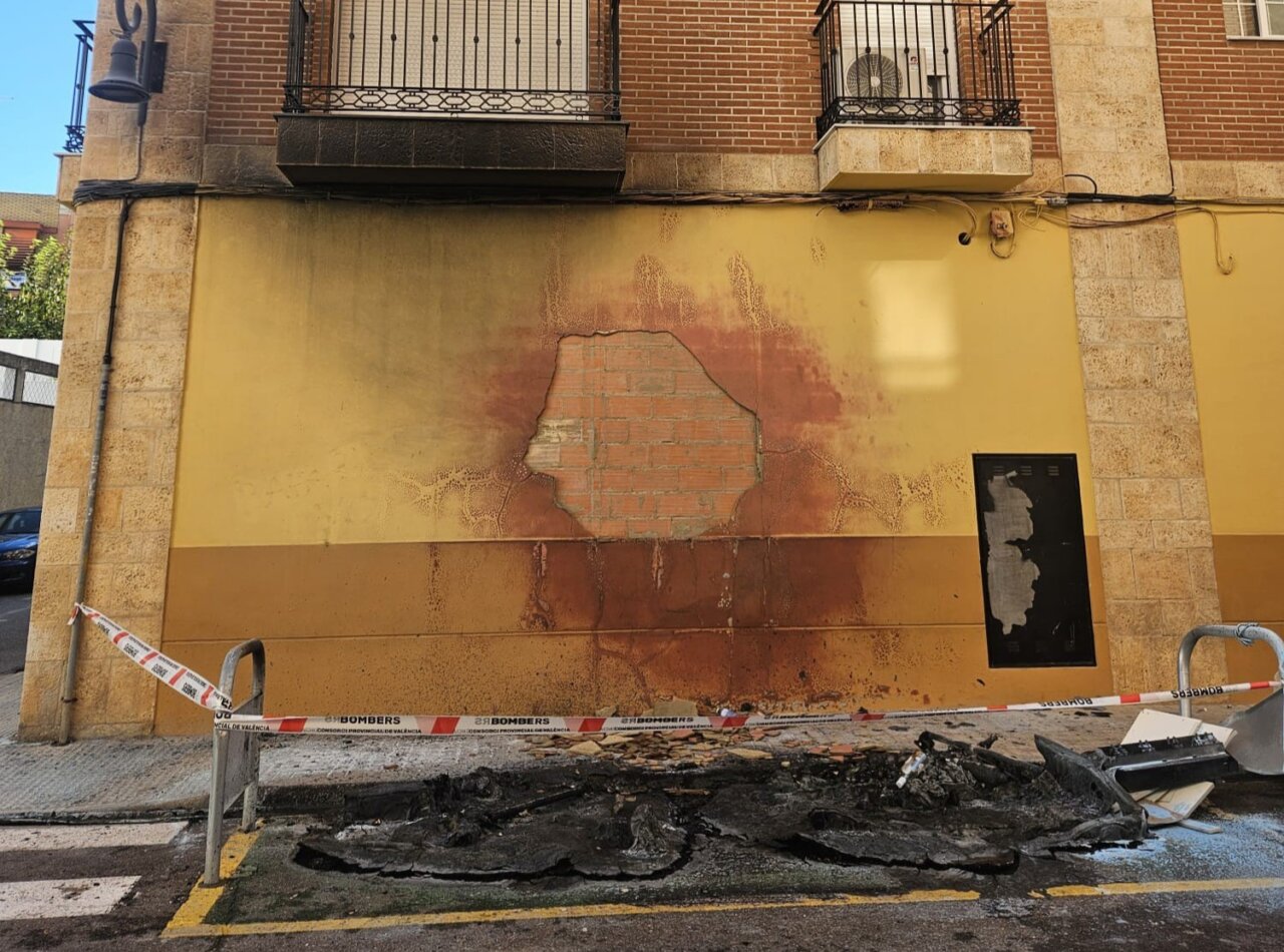 Daños visibles en la pared tras un incendio en Aldaia