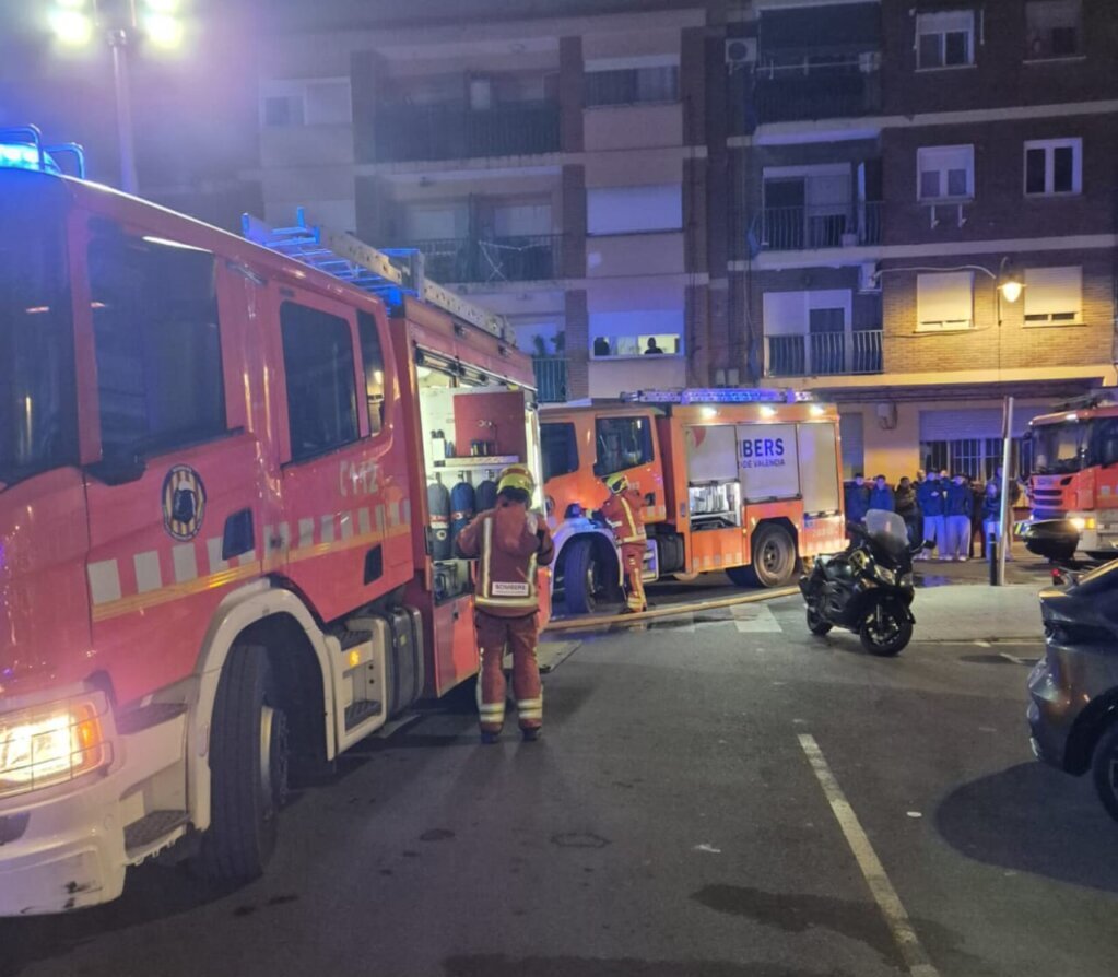 Bomberos trabajando en un incendio en Quart de Poblet