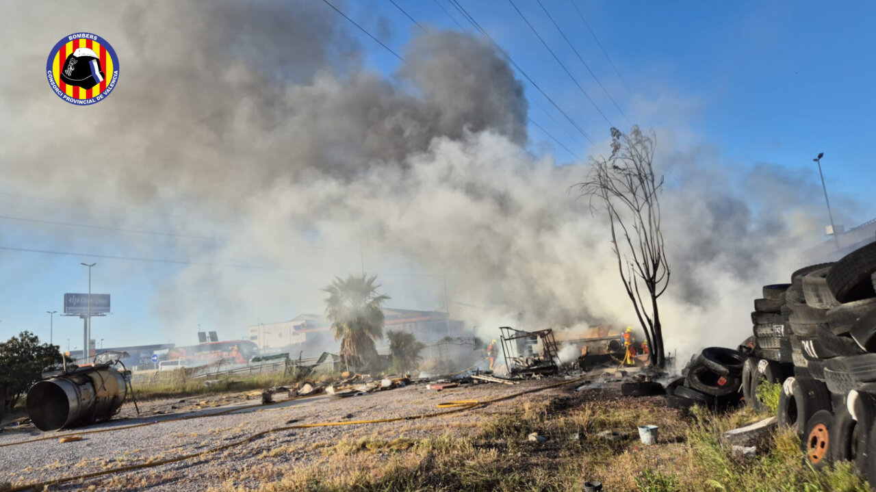 Un camión abandonado arde en un descampado junto a la A-3 en Mislata.