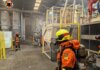 Bomberos trabajando en la extinción de un incendio en una fábrica de corcho