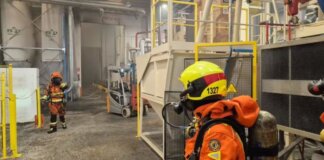 Bomberos trabajando en la extinción de un incendio en una fábrica de corcho