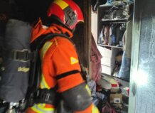 Un incendio en un piso de Mislata deja tres heridos Bombero en acción durante un incendio en Mislata