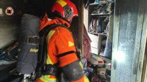 Bombero en acción durante un incendio en Mislata