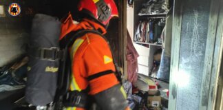 Bombero en acción durante un incendio en Mislata