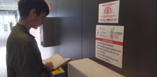 Joven leyendo un libro en una estación de metro de l'Horta Nord
