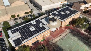 Vista aérea de un edificio con paneles solares instalados en el techo en Foios.