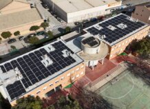 Instalación de paneles solares en un edificio en Foios
