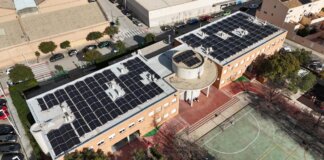 Instalación de paneles solares en un edificio en Foios