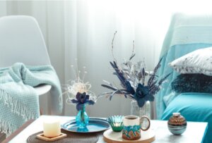 Decoración de interiores con flores y elementos en tonos azules