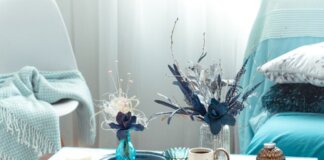 Decoración de interiores con flores y elementos en tonos azules