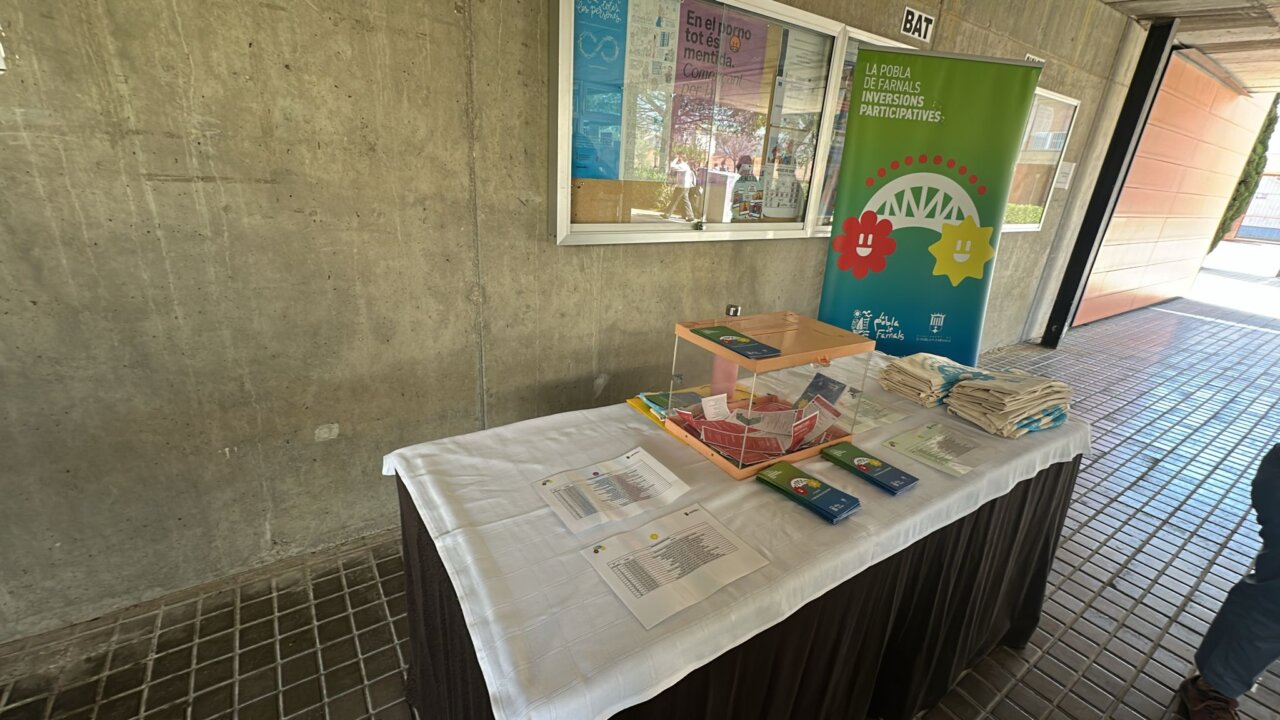 Mesa de votación para inversiones participativas en La Pobla de Farnals