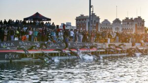 Participantes del Ironman 70.3 saltando al agua en Valencia