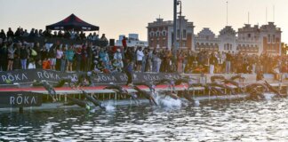 Participantes del Ironman 70.3 saltando al agua en Valencia