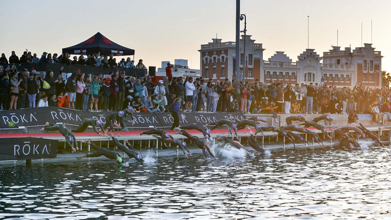 Participantes del Ironman 70.3 saltando al agua en Valencia