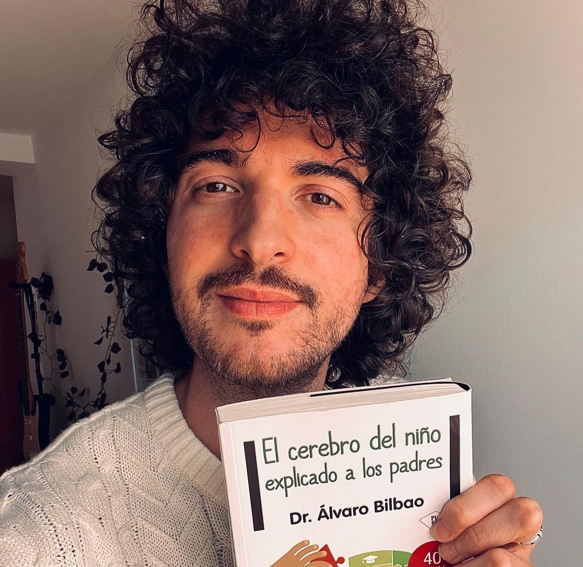 Isma Romero celebra el Día del Libro con una recomendación literaria.