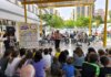 El colegio Carles Salvador celebra un evento de poesía y música con escolares y familias.