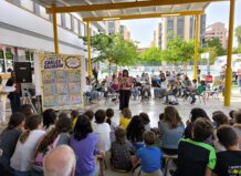 El colegio Carles Salvador celebra un evento de poesía y música con escolares y familias.