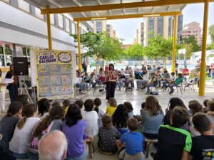 El colegio Carles Salvador celebra un evento de poesía y música con escolares y familias.