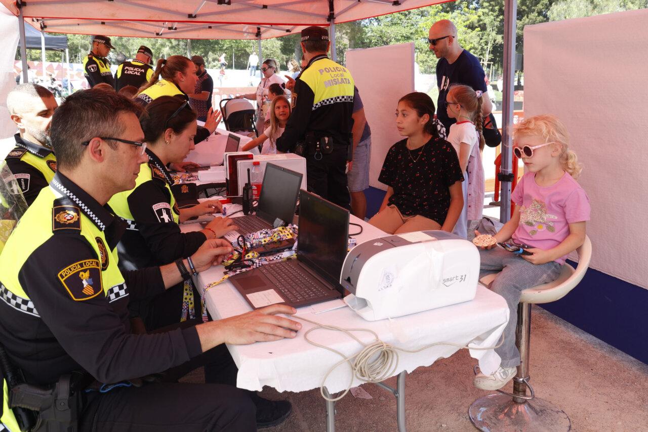 Niños interactuando con la Policía Local en Mislata durante una jornada de puertas abiertas