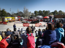 Multitud de personas observando una exhibición de seguridad en Mislata