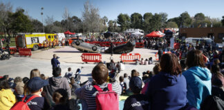 Multitud de personas observando una exhibición de seguridad en Mislata
