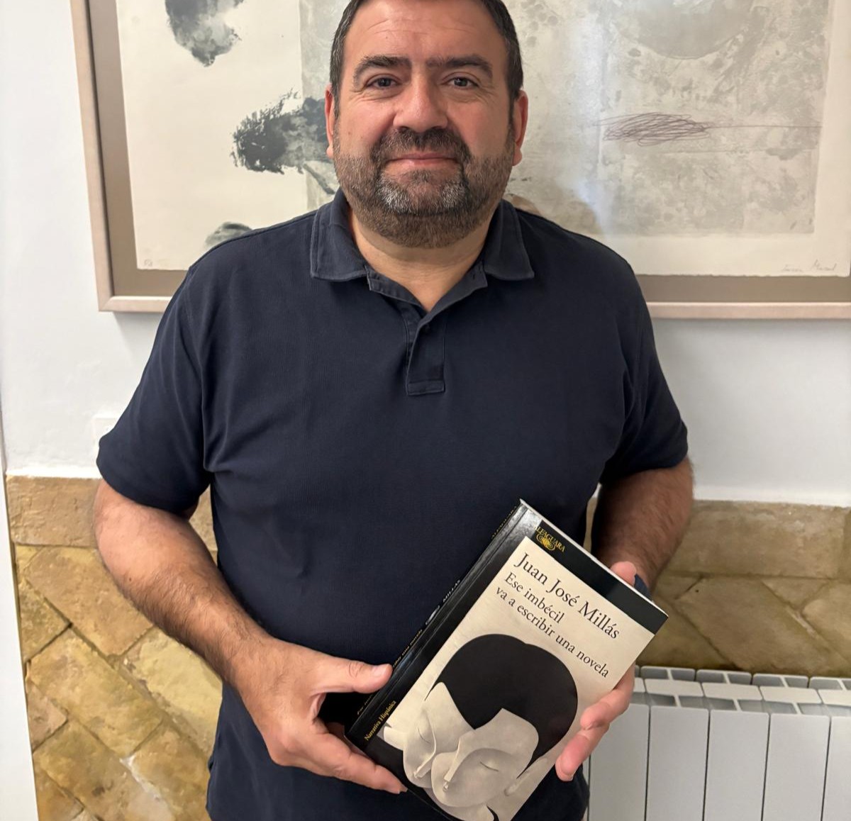 José Antonio Cuberos sosteniendo el libro de Juan José Millás