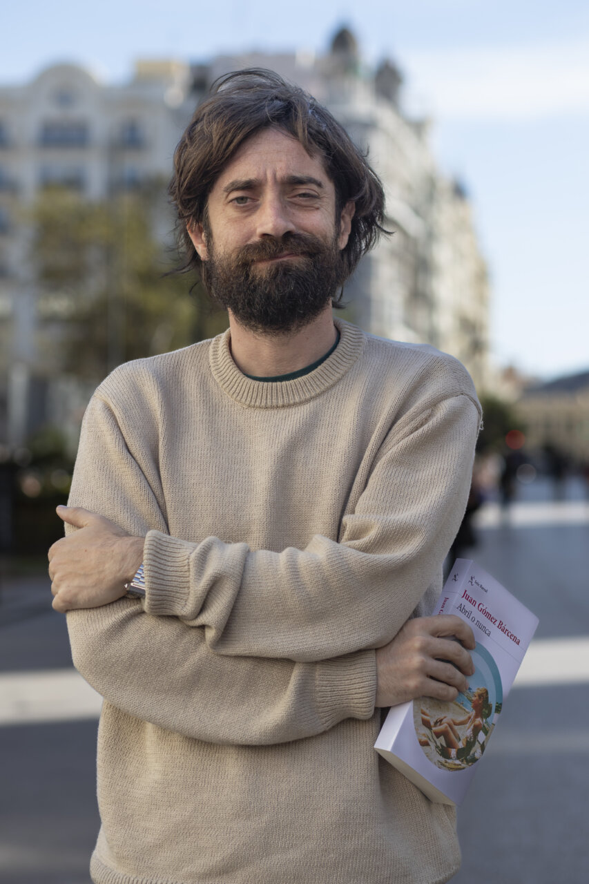 Juan Gómez Bárcena presenta su nueva novela 'Abril o nunca'.